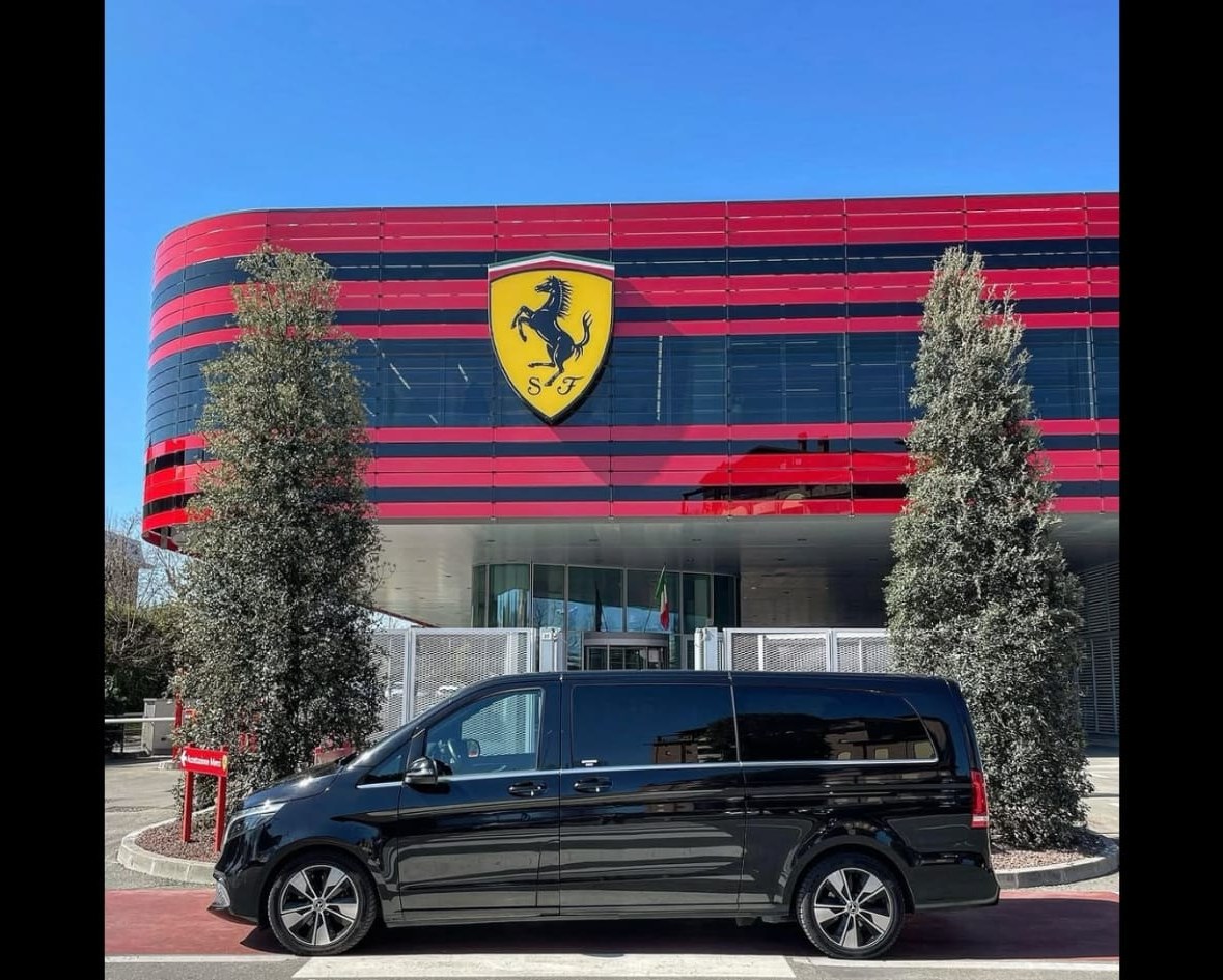 Mercedes Classe V nera di Virtus Autonoleggio davanti al museo Ferrari di Maranello
