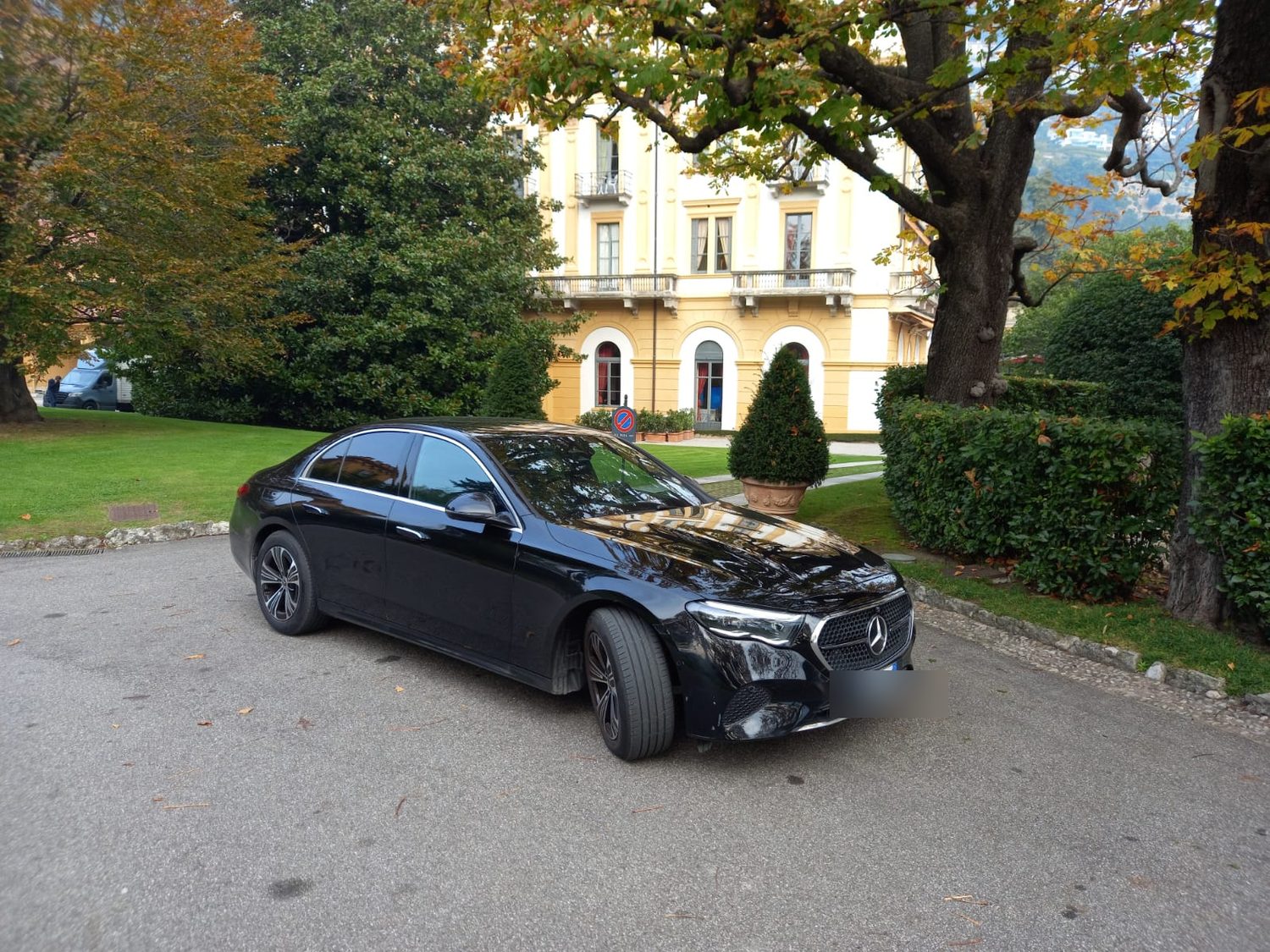 Mercedes Classe E Virtus davanti a una villa storica sul Lago di Como